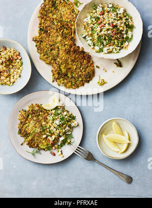 Le chou salé crêpes au fromage feta salade germés et Banque D'Images