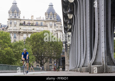 Location Paris - Homme randonnée à vélo le long du pont Bir Hakeim à Paris, France, Europe. Banque D'Images