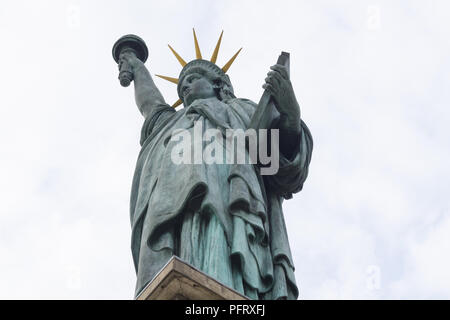 Statue de la liberté Paris - Statue de la liberté réplique sur l'île aux Cygne dans le 15ème arrondissement de Paris, France. Banque D'Images