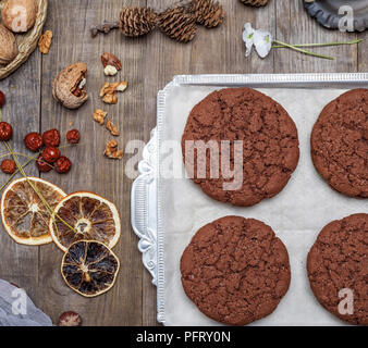 Ronde de boulangerie cookies aux pépites de chocolat dans un bol de fer, vue du dessus Banque D'Images