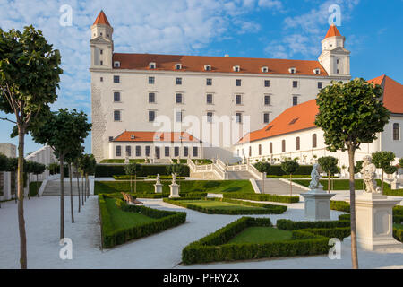 Magnifique jardin fleuri dans le style baroque dans le château de Bratislava, Slovaquie Banque D'Images