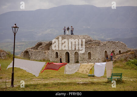 Juin 2014 - les enfants jouent sur des ruines d'un château en ville albanaise Berat, qui est l'une des plus anciennes du monde continuellement habitée villes et inscrit Banque D'Images