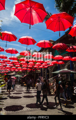 Port Louis, Maurice - le 12 février 2018 - créer de l'ombre des parasols sur la rue en Caudan Waterfront, principal quartier commerçant de la capitale Banque D'Images