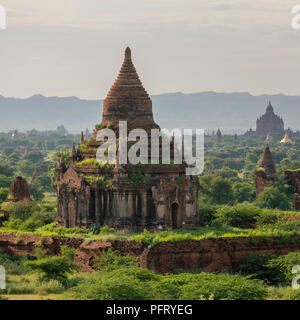 Beau lever de soleil sur l'ancien pagodes de Bagan, Myanmar Banque D'Images