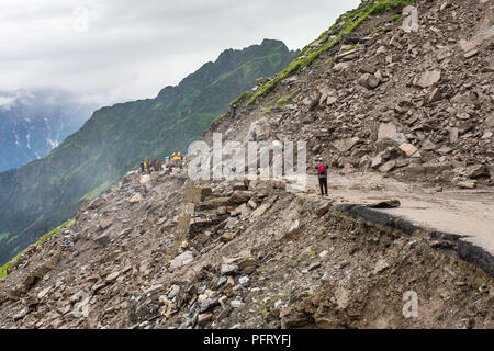 Manali, Inde - le 19 juillet 2017 : glissement sur le Manali - Leh Highway au Rohtang, Himachal Pradesh, Inde. Banque D'Images