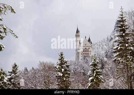 Avril 2017 - vue du célèbre château de Neuschwanstein en Alpes bavaroises, avec montagne couverte de neige en arrière-plan;le palais fut construit par le roi Louis II de Banque D'Images