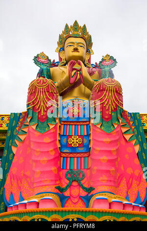 Statue du Bouddha Maitréya avec l'Himalaya dans le dos à Diskit, Monastère de la vallée de Nubra, Ladakh, Inde. Banque D'Images