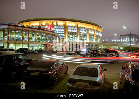 Novembre 2011 - Vue de nuit (Olimpisky) Stade olympique de Moscou, Russie ; il a été construit pour les Jeux Olympiques d'été de 1980 Banque D'Images