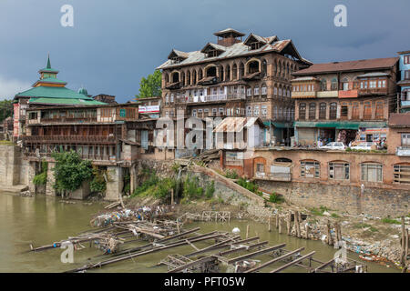 Srinagar, Inde - 15 juin 2017 : Riverside vue sur la vieille ville de Srinagar à partir de l'un des ponts sur la rivière Jhelum, Jammu-et-Cachemire, en Inde. Banque D'Images