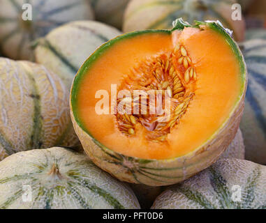 Close up entiers et frais, melons cantaloups mûrs de l'été sur de l'étalage des farmers market, high angle view Banque D'Images