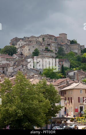 Sombres nuages sur le village médiéval de Cordes-sur-Ciel, Tarn, Occitanie, France, Europe, l'un des villages les plus préférées, l'été Banque D'Images