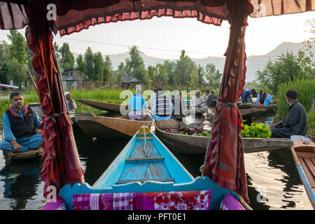 Srinagar, Inde - 16 juin 2017 : les vendeurs de légumes non identifiés en tenant leurs produits vers le marché flottant tôt le matin sur le lac Dal à Srina Banque D'Images