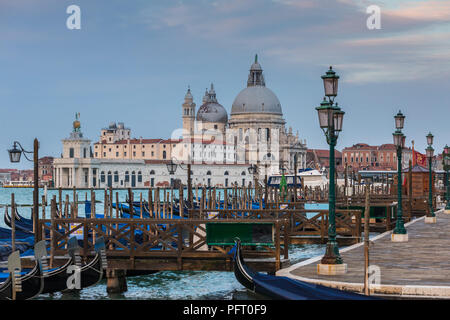 Parking Télécabine avec Santa Maria della Salute à Venise, Italie en arrière-plan Banque D'Images