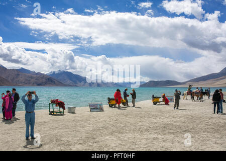 Pangong Tso, Inde - 11 juin 2017 : les touristes indiens non identifiés en photo sur un célèbre scooter jaune du célèbre film de Bollywood trois idiots. Banque D'Images