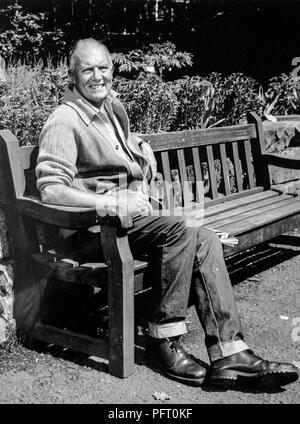 Le grand comédien écossais, Chic Murray, profiter du soleil dans les jardins botaniques à Glasgow en janvier 1985. Malheureusement, quelques semaines plus tard, il est décédé. Alan Wylie/Alamy © Banque D'Images