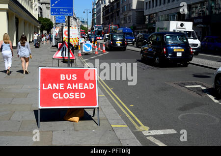 'Bus lane avant fermé' sign in the Strand, London, England, UK. Banque D'Images