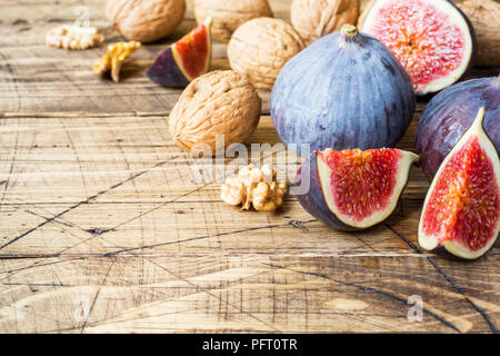 Figues fraîches ensemble et couper avec les cerneaux de noix sur un fond en bois ancien Banque D'Images