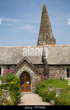 UK, Cornwall, Trebetherick, Daymer Bay, Saint Enodoc's Church spire et mariage fleurs autour de porche Banque D'Images