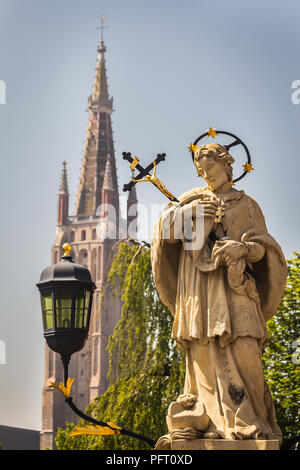 Brugge, Belgique - 25 mai 2018 - Statue de Jean Népomucène (ou Saint Joannes Nepomucenus), prêtre et martyr, sur le pont sur la rivière Dijver Banque D'Images