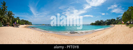 Vue horizontale sur une belle plage sur la côte sud du Sri Lanka. Banque D'Images