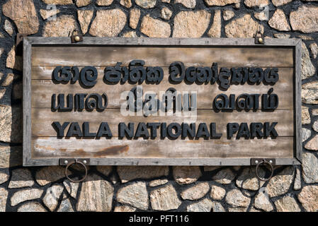Vue horizontale du panneau d'entrée multilingue au parc national de Yala, au Sri Lanka. Banque D'Images