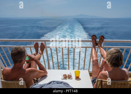 Paros, Grèce - 5 juin 2018 : les touristes voyageant sur un ferry grec à travers les Cyclades de la Grèce Banque D'Images
