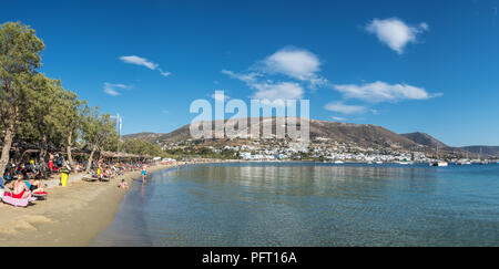 Paros, Grèce - 1 juin 2018 : la plage publique de sable à Parikia town sur l'île de Paros, Cyclades, en Grèce. Banque D'Images