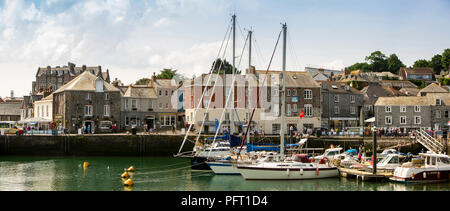 UK, Cornwall, Padstow, bateaux amarrés au port intérieur en face de quai sud, vue panoramique Banque D'Images