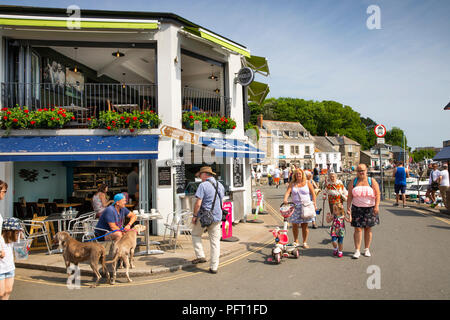 UK, Cornwall, Padstow, le Strand, les visiteurs à l'extérieur du poisson au bord de l'eau et Chip shop Banque D'Images