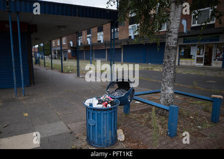 Une pharmacie, un des deux seuls commerces encore ouverts à l'Poolway abandonnés dans le centre commercial Garretts Green, Birmingham. Construit en 1961, il fut une prospère centre de vente au détail avec les collectivités locales et grands magasins de marque, mais est devenue une ville fantôme, quelques mois après la clôture. Banque D'Images