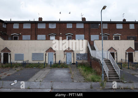 Appartements avec obturateur à l'Poolway abandonnés dans le centre commercial Garretts Green, Birmingham. Construit en 1961, il fut une prospère centre de vente au détail avec les collectivités locales et grands magasins de marque, mais est devenue une ville fantôme, quelques mois après la clôture. Banque D'Images