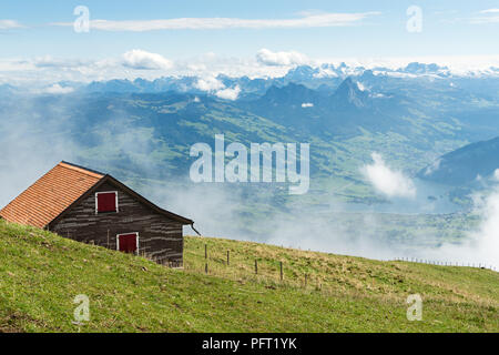 Alpes suisses. Vue depuis le Mont Rigi en Suisse centrale. Chambre au premier plan, le lac de Lauerz en arrière-plan. Banque D'Images