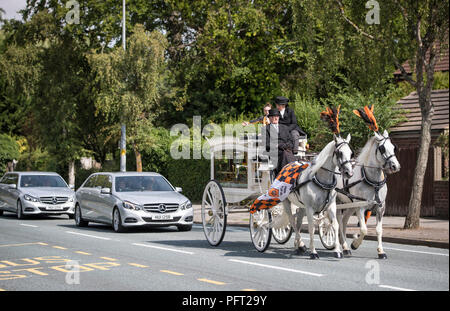 Une calèche transportant le cercueil de six ans qui est mort à Metcalf Stanley un fusil à plombs, incident arrive au crématorium Chanterlands en avant de ses funérailles. Banque D'Images