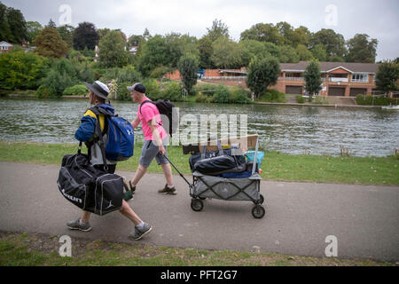 Les festivaliers à pied le long du chemin de halage de la Tamise à mesure qu'ils arrivent pour la lecture Festival à Richfield Avenue, Reading, Berkshire, qui commence le vendredi. Banque D'Images