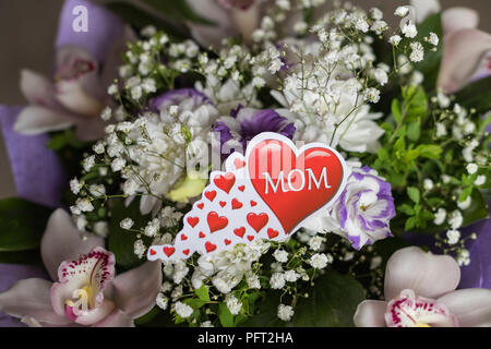 Vous êtes le meilleur, de l'accueil pour la mère, le père et l'amant valentines concept. L'écriture de belles paroles. Best mom sur remarque avec des coeurs sur fond floral.Les rameaux décoratifs Frais de fleurs rose blanche et d'orchidées phalaenopsis. Banque D'Images