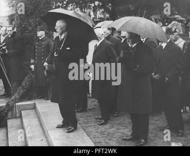 Le roi Gustave V de Suède. L'on voit ici sous la pluie sous un parapluie dans le port de Stockholm en attente pour le navire M/S Svensksund à arriver avec le reste de l'expédition Andrée Balloon de 1897. Les corps des membres ont été de nombreuses années plus tard 1930 bloqué sur l'île de Kvitøya sur l'archipel du Svalbard. 1930 Banque D'Images