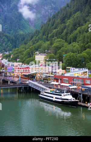 Le crépuscule tombant sur le port sur un jour pluvieux à Juneau, la capitale de l'Alaska, USA Banque D'Images