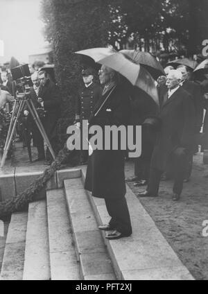 Le roi Gustave V de Suède. L'on voit ici sous la pluie sous un parapluie dans le port de Stockholm en attente d pour le navire M/S Svensksund à arriver avec le reste de l'expédition Andrée Balloon de 1897. Les corps des membres ont été de nombreuses années plus tard 1930 bloqué sur l'île de Kvitøya sur l'archipel du Svalbard. 1930 Banque D'Images