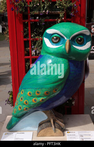 Paons, statue hibou dans Southgate, England UK Somerset Bath Spa Banque D'Images