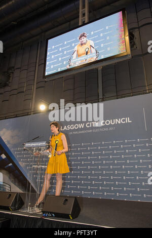 Candidat SNP Alison Thewliss remporte le siège centrale de Glasgow, Royaume-Uni les élections parlementaires, unis Arena, Glasgow, 9 juin 2017 Banque D'Images