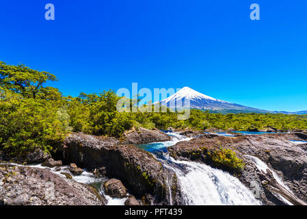 Salutos de Petrohue cascades et le volcan Osorno, Puerto Varas, Chili. L'espace de copie pour le texte Banque D'Images