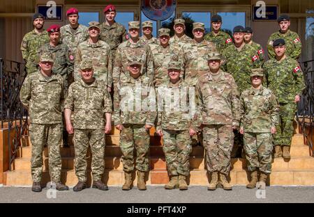 L'viv, Ukraine - Canadian, lituanien, polonais, ukrainien, et des soldats américains posent pour une photo lors d'une visite du major-général Raymond boucliers pour le Centre d'instruction au combat de Yavoriv ici le 25 mai. Au cours de sa visite Shields a rencontré des dirigeants et JMTG-U a accordé des crédits de service américain défi les membres à les reconnaître pour leur travail acharné. Banque D'Images