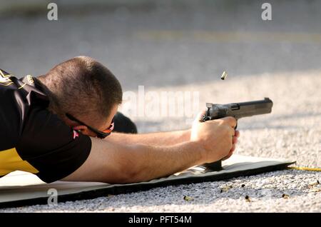 Le sergent de l'armée américaine. 1re classe Michael Gasser forêt son pistolet dans le cas pratique au cours de l'Multigun Match à la Bianchi Cup à Columbia, Missouri le 22 mai. Gasser, un natif de Houston, au Texas, et membre de l'armée américaine de l'unité de tir pistolet de service, l'équipe a pris la 1ère place dans les pratiques et les événements survenus à la plaque tomber trois jours Bianchi tasse et est sortie 2ème de la catégorie de services et 4ème au général. Banque D'Images