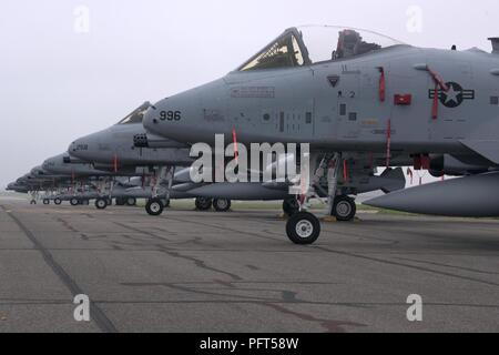 Sept U.S. Air Force A-10 Thunderbolt II, à partir de la 127e Escadre, Michigan Air National Guard, Selfridge Air National Guard Base, Mich., s'asseoir sur la piste à RAF Mildenhall, Angleterre, Juin 1, 2018. Les Foudres sont passant par RAF Mildenhall sur leur façon d'appuyer l'armée des États-Unis Europe-led sabre d'exercice 2018 grève. Grève de sabre 18 favorise la stabilité et la sécurité régionales tout en renforçant les capacités des partenaires. Banque D'Images