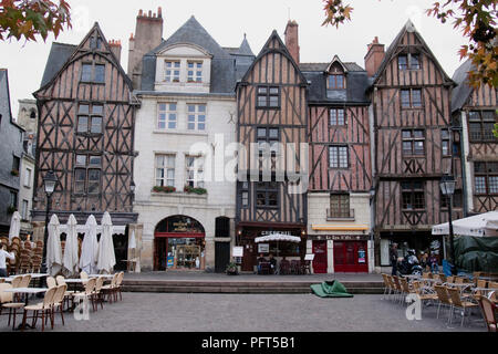 France, Indre-et-Loire, Tours, maisons à colombages et à l'extérieur des cafés sur la Place Plumereau Banque D'Images