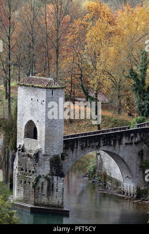 France, Aquitaine, Pyrénées-Atlantiques, Sauveterre-de-Béarn, pont de légende Banque D'Images