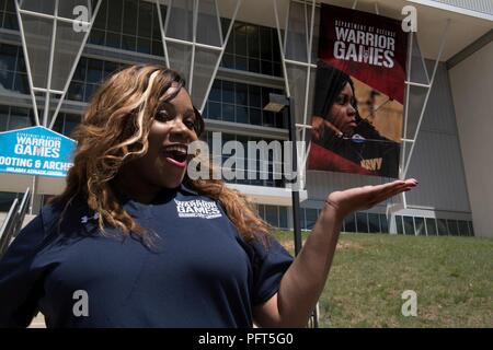 Matelot de la Marine américaine Alexis King pose pour une photo devant le guerrier DoD avec sa bannière jeux tir à l'image sur elle, le 31 mai 2018, à l'US Air Force Academy de Colorado Springs, Colorado. Le Guerrier Jeux sont un événement annuel, créé en 2010, d'introduire des blessés, des malades et des blessés militaires à adaptive sports comme un moyen d'améliorer leur rétablissement et réadaptation. Banque D'Images