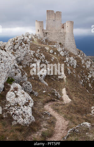 L'Italie, les Abruzzes, Province de L'Aquila, ruines du château de Rocca Calascio, près de Calascio Banque D'Images