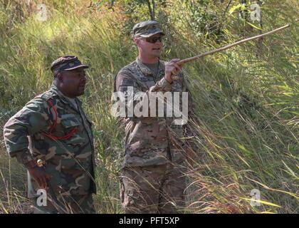 Le Sgt. Nicholas Burkeen de 1ère classe, d'un peloton d'infanterie sergent affecté au 1er Bataillon, 32e Régiment d'infanterie, 1e Brigade Combat Team, 10e division de montagne, reviews un mortier possible site avec un soldat de la Force de défense du Malawi au cours d'une semaine d'exercice connu sous le nom de 'MALBAT 10' à Machinga Hills Zone Formation à Zomba, Malawi, 28 mai 2018. Des soldats américains, en collaboration avec les soldats de l'équipe de soutien de la paix britannique, conseillé et assisté d'un bataillon d'infanterie MDF dans les opérations de maintien de la paix en préparation pour leur prochaine Organisation des Nations Unies pour la stabilisation en République démocratique Banque D'Images