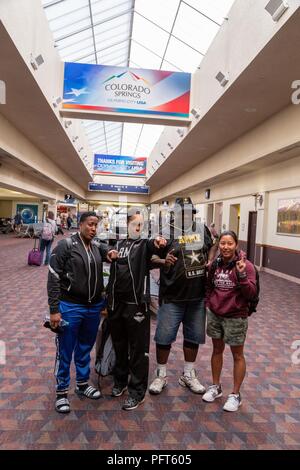 Les athlètes de l'Armée de l'équipe arrivent pour le DoD 2018 Jeux de guerrier 22 mai 2018, à l'aéroport de Colorado Springs, Colorado. Le guerrier des Jeux, qui aura lieu au 9 juin 2018, à l'US Air Force Academy, sont d'un style paralympique série d'événements des blessés, des malades et des blessés militaires de toutes les branches du service et les équipes de cette année : les Forces armées du Royaume-Uni, l'Australie et les Forces armées canadiennes. Banque D'Images